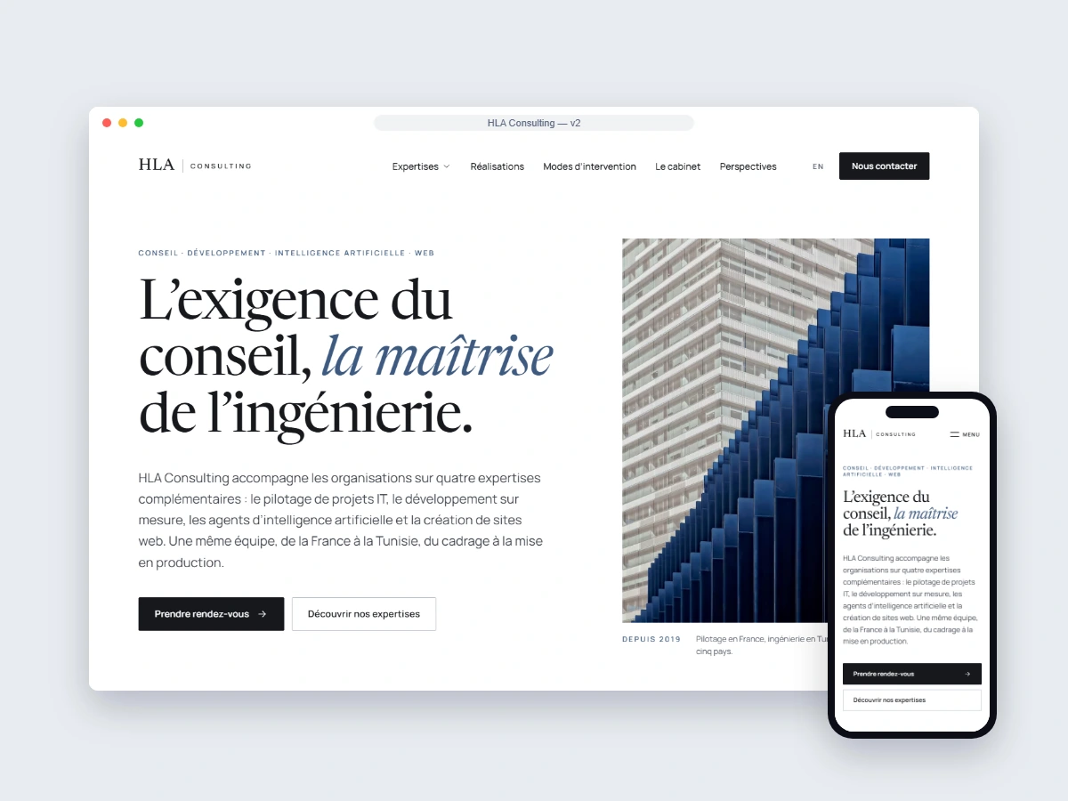 Site vitrine de HLA Consulting, sur ordinateur et téléphone